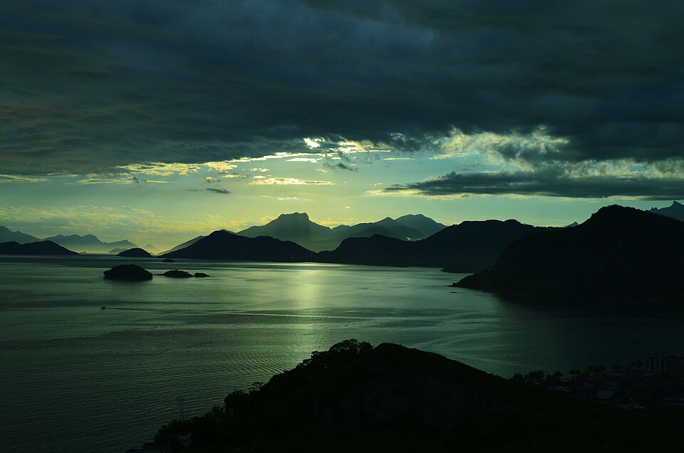 Vista do mar, das ilhas e das montanhas em Vila Muriqui, Mangaratiba